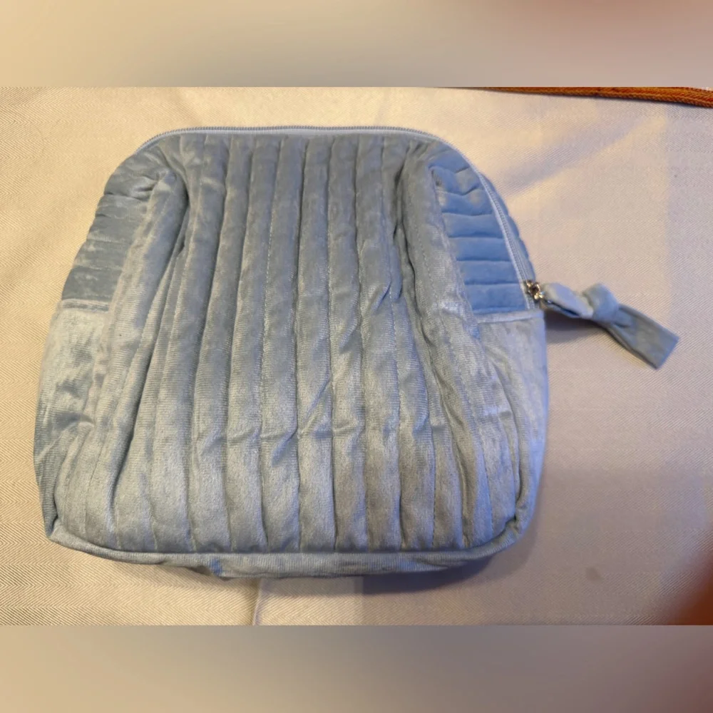 ❤️ 3/$25 Blue Puffy Makeup Cosmetics Bag